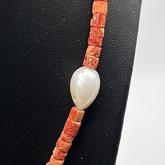 ARTISAN RED SPONGE CORAL, BAROQUE PEARL, & STERLING SILVER 18.5” NECKLACE - Picture 4 of 10